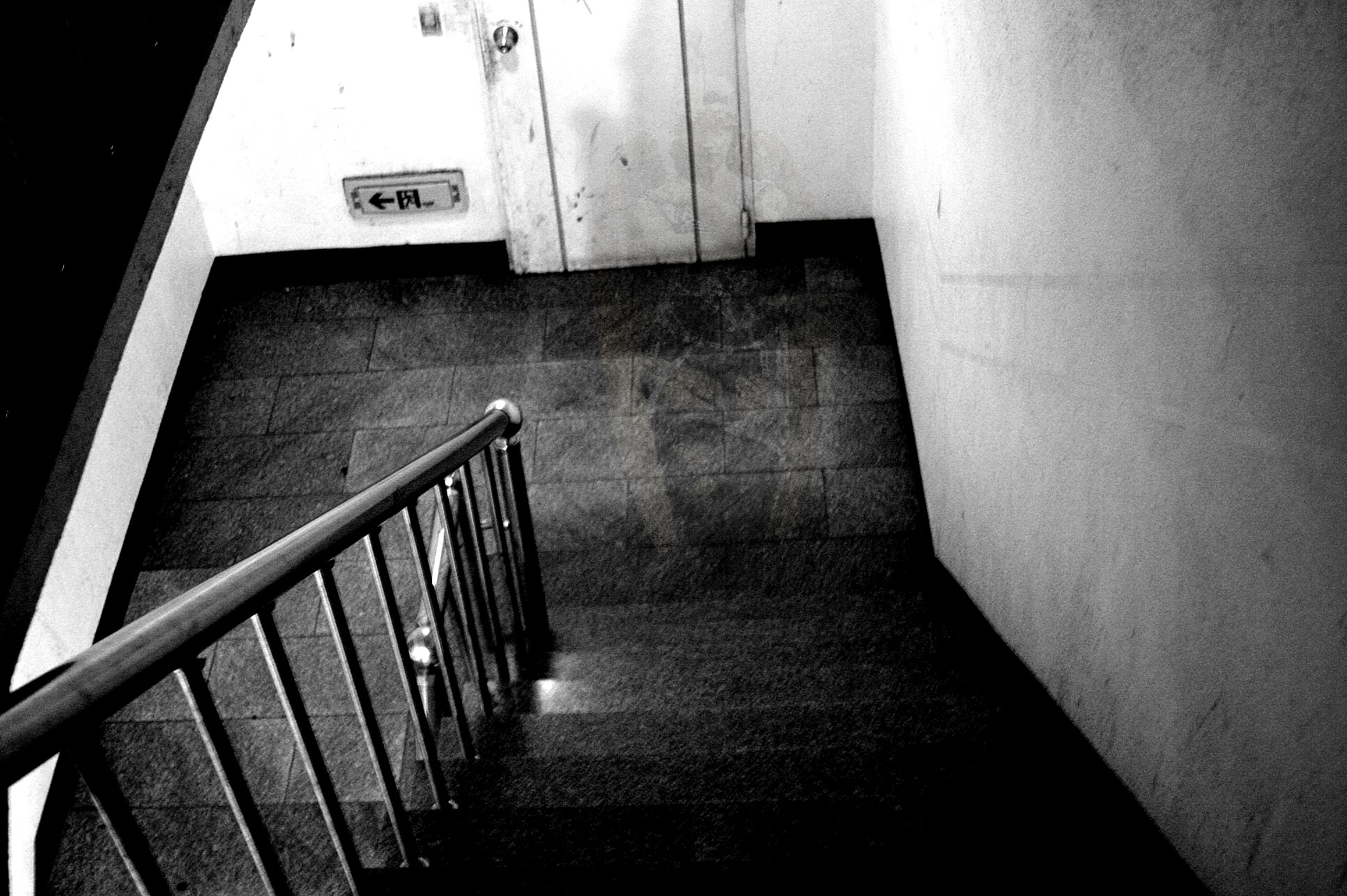 Пять ночей в подъезде. Темный подъезд. Мрачный подъезд. Темная лестница в подъезде. Черная лестница в подъезде.